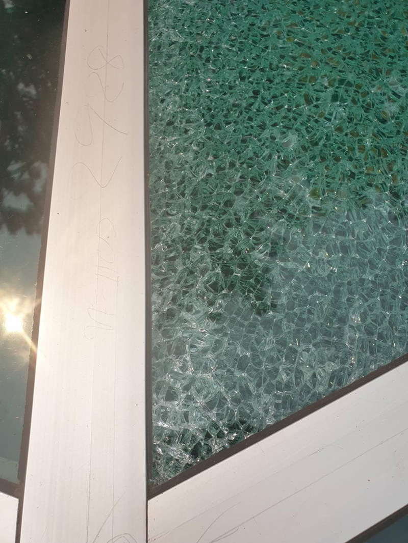 นทท เดินสกายวอล์กพระธาตุผาเงา เจอกระจกแตกร้าวต่อหน้าต่อตา 