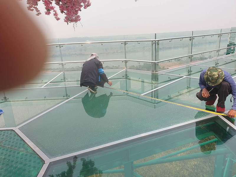 นทท เดินสกายวอล์กพระธาตุผาเงา เจอกระจกแตกร้าวต่อหน้าต่อตา 