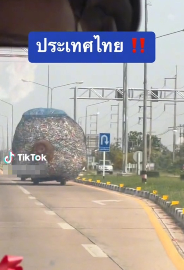 ไวรัล รถกระบะคันเล็กที่ใคร ก็ต่างหลีกทางให้ 