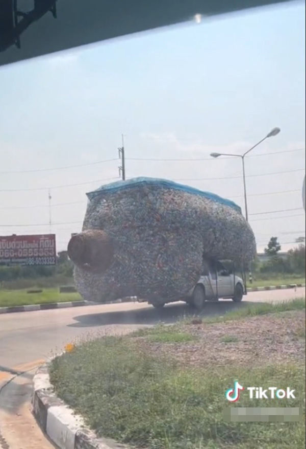 ไวรัล รถกระบะคันเล็กที่ใคร ก็ต่างหลีกทางให้ 