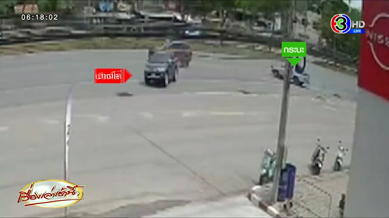 จุดจบคนมักง่าย กลับรถในที่ห้าม เฉี่ยวอีกคันพุ่งเข้าโชว์รูมพังยับ แถมไม่มีประกัน 