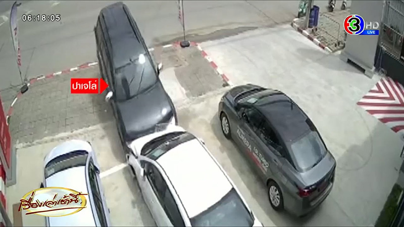จุดจบคนมักง่าย กลับรถในที่ห้าม เฉี่ยวอีกคันพุ่งเข้าโชว์รูมพังยับ แถมไม่มีประกัน 