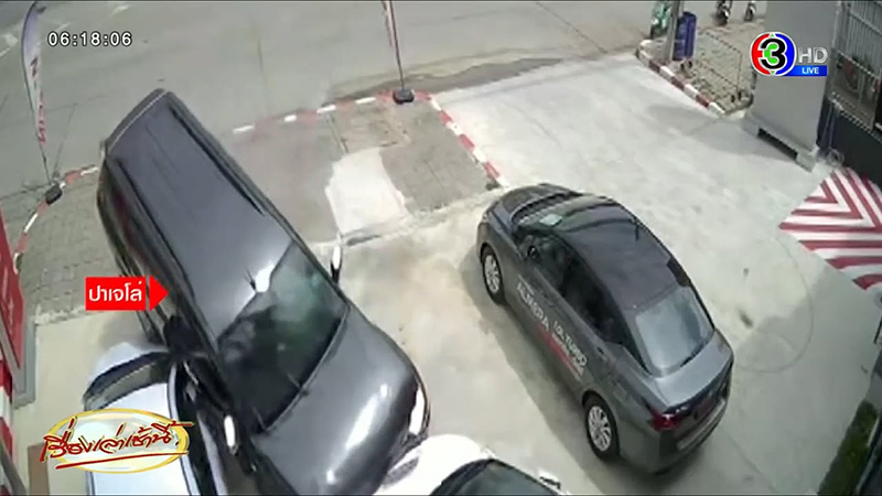 จุดจบคนมักง่าย กลับรถในที่ห้าม เฉี่ยวอีกคันพุ่งเข้าโชว์รูมพังยับ แถมไม่มีประกัน 