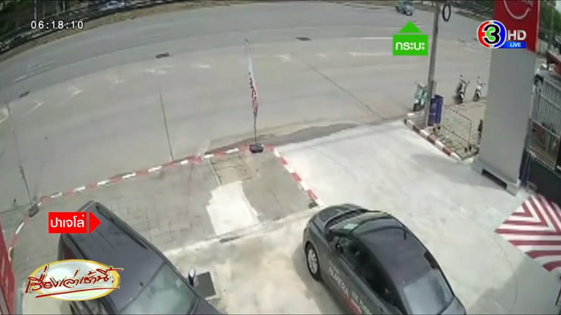 จุดจบคนมักง่าย กลับรถในที่ห้าม เฉี่ยวอีกคันพุ่งเข้าโชว์รูมพังยับ แถมไม่มีประกัน 