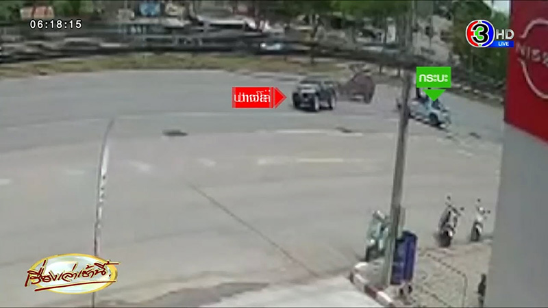 จุดจบคนมักง่าย กลับรถในที่ห้าม เฉี่ยวอีกคันพุ่งเข้าโชว์รูมพังยับ แถมไม่มีประกัน 