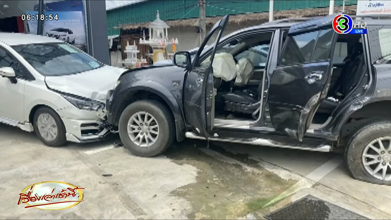 จุดจบคนมักง่าย กลับรถในที่ห้าม เฉี่ยวอีกคันพุ่งเข้าโชว์รูมพังยับ แถมไม่มีประกัน 