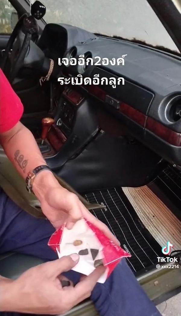 ช่างรื้อรถเก่าเจอพระเครื่อง 4 องค์ เก็บทรงไม่อยู่ 