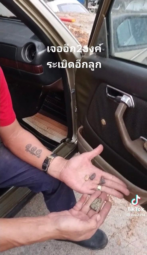 ช่างรื้อรถเก่าเจอพระเครื่อง 4 องค์ เก็บทรงไม่อยู่ 