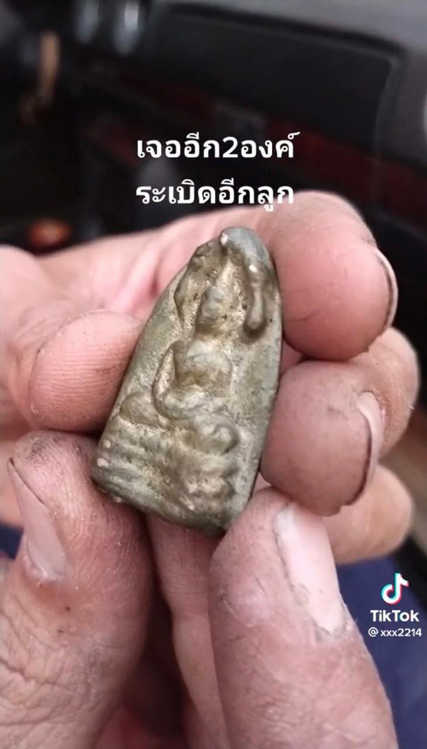 ช่างรื้อรถเก่าเจอพระเครื่อง 4 องค์ เก็บทรงไม่อยู่ 
