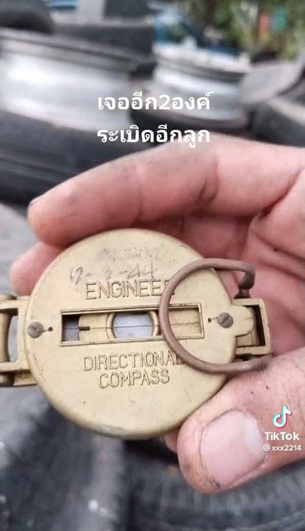 ช่างรื้อรถเก่าเจอพระเครื่อง 4 องค์ เก็บทรงไม่อยู่ 