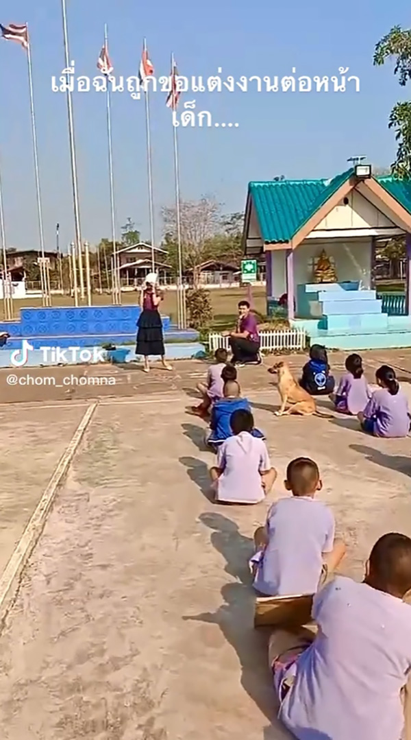 ครูสาวถูกขอแต่งงานหน้าเสาธงวันวาเลนไทน์ 