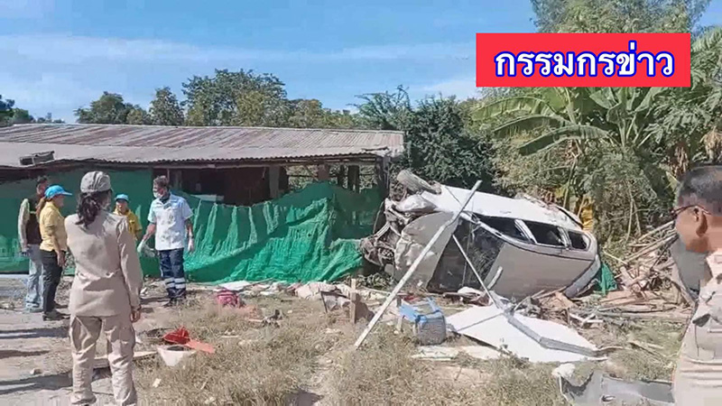 สาวหลับในขับเก๋งเสียหลักชนจุดบริการประชาชน