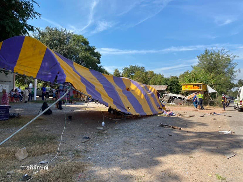 สาวหลับในขับเก๋งเสียหลักชนจุดบริการประชาชน