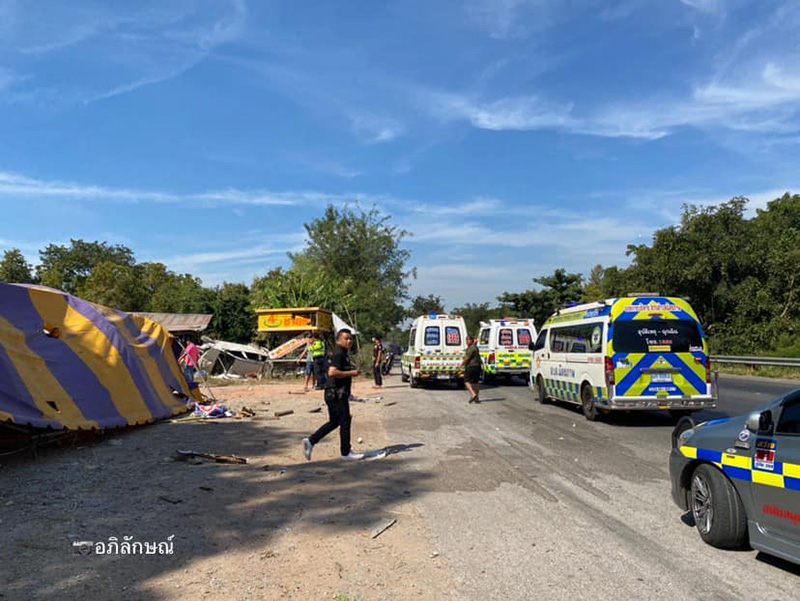 สาวหลับในขับเก๋งเสียหลักชนจุดบริการประชาชน