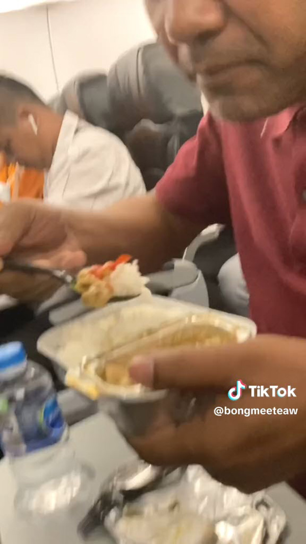 ชายรีวิวกินอาหารบนเครื่อง ลั่นมื้อนี้กดดันมากที่สุด