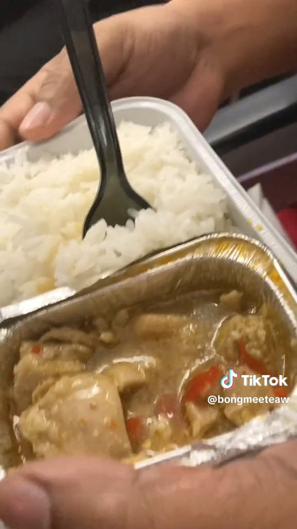 ชายรีวิวกินอาหารบนเครื่อง ลั่นมื้อนี้กดดันมากที่สุด