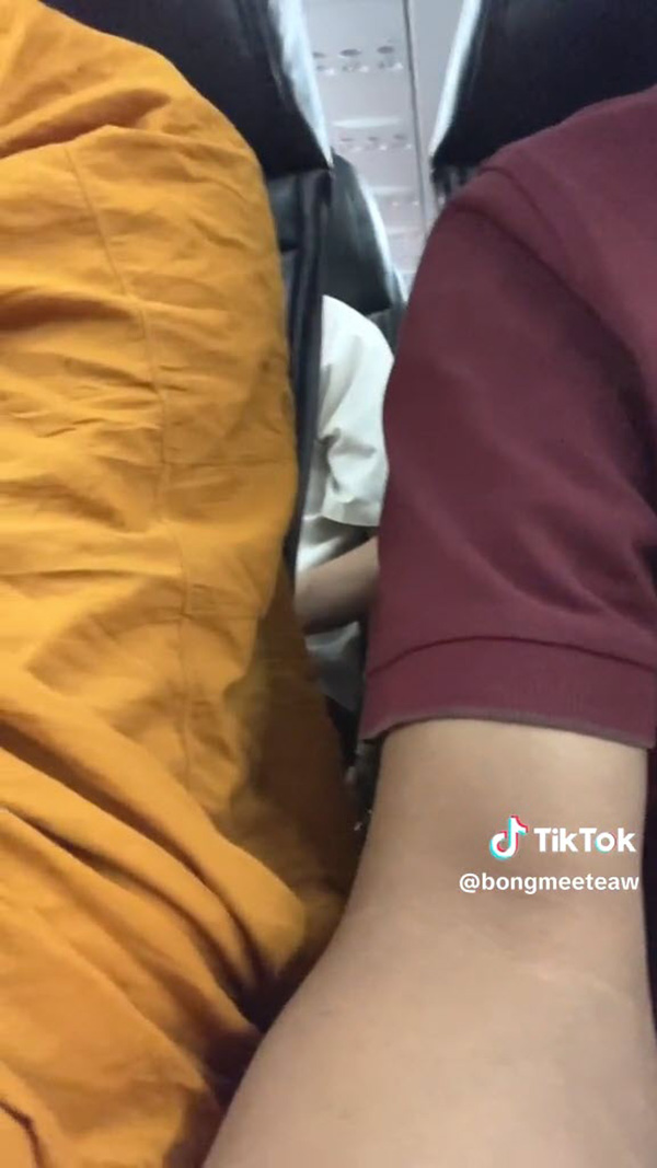 ชายรีวิวกินอาหารบนเครื่อง ลั่นมื้อนี้กดดันมากที่สุด