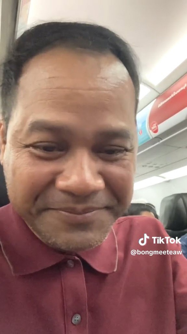 ชายรีวิวกินอาหารบนเครื่อง ลั่นมื้อนี้กดดันมากที่สุด