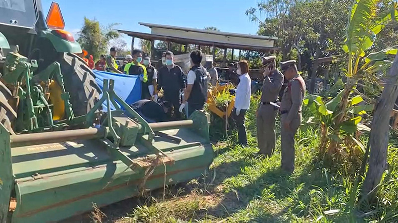 มือใหม่หัดขับรถไถพลาดทับตัวเองดับคาที่