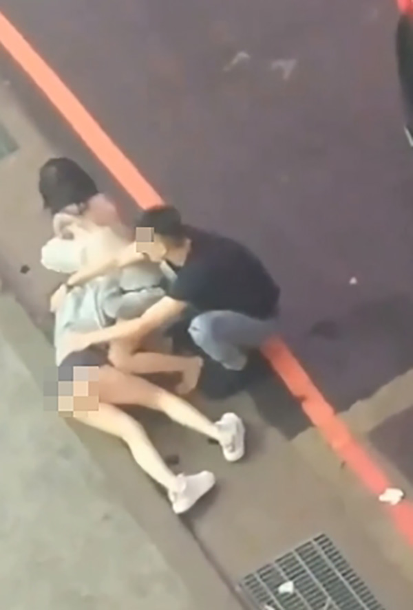 2 สาวฟัดกันก้นเปิดริมถนน 