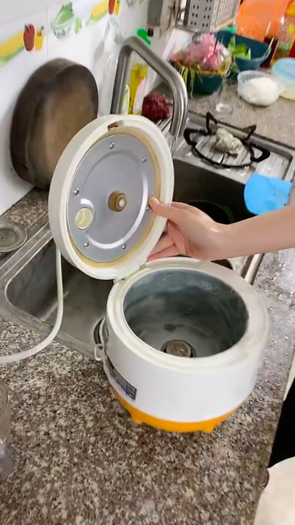 ผัวหัวจะปวด เมียล้างหม้อหุงข้าว แบบนี้เห็นทีจะได้หม้อใหม่ 