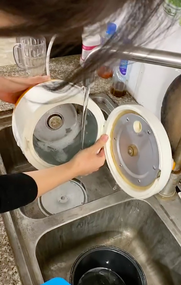 ผัวหัวจะปวด เมียล้างหม้อหุงข้าว แบบนี้เห็นทีจะได้หม้อใหม่ 