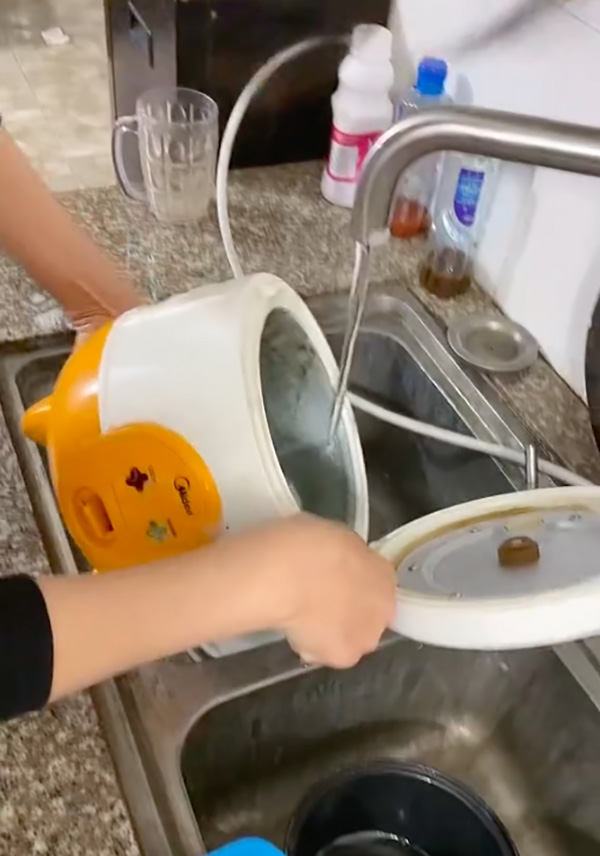 ผัวหัวจะปวด เมียล้างหม้อหุงข้าว แบบนี้เห็นทีจะได้หม้อใหม่ 