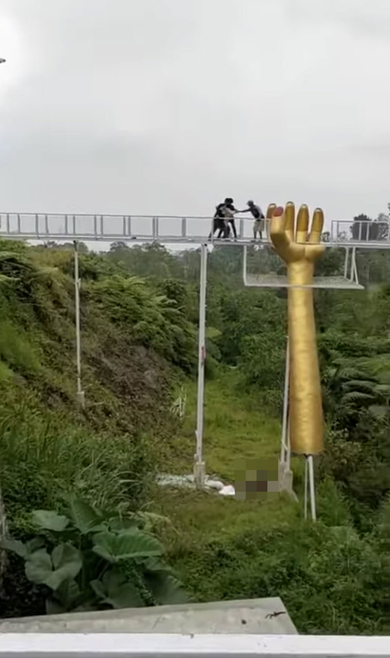 พื้นสะพานกระจกแตก 