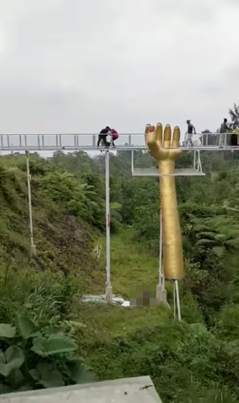 พื้นสะพานกระจกแตก 