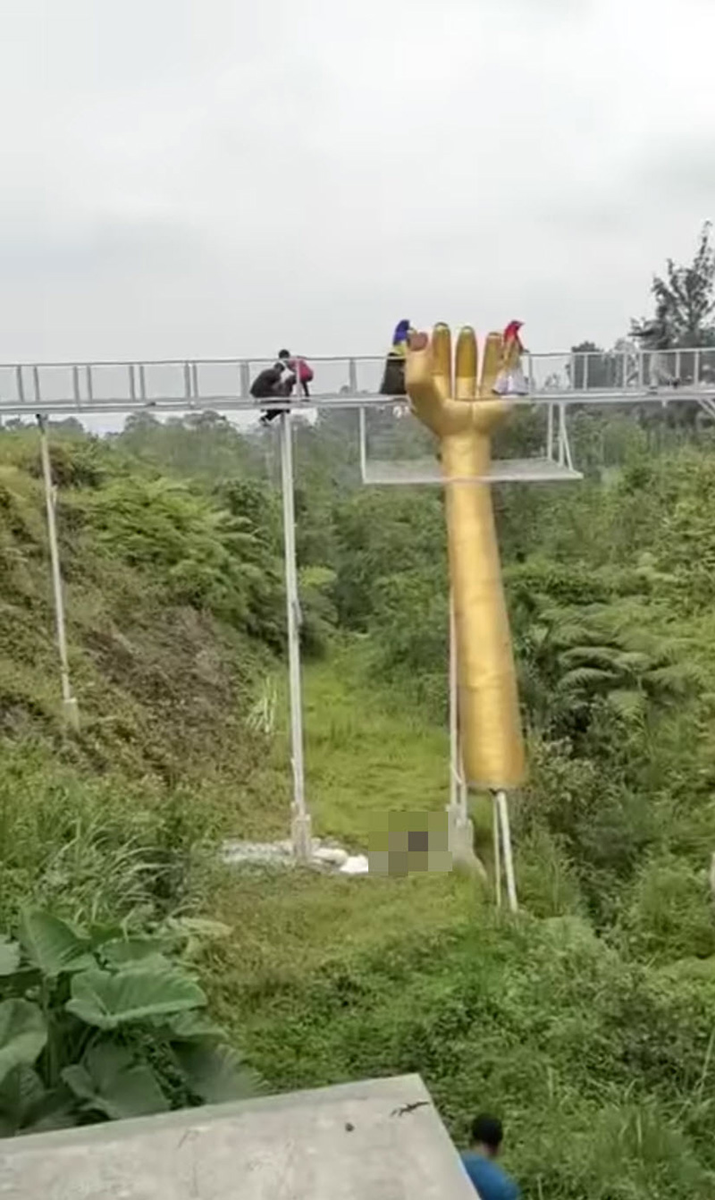 พื้นสะพานกระจกแตก 