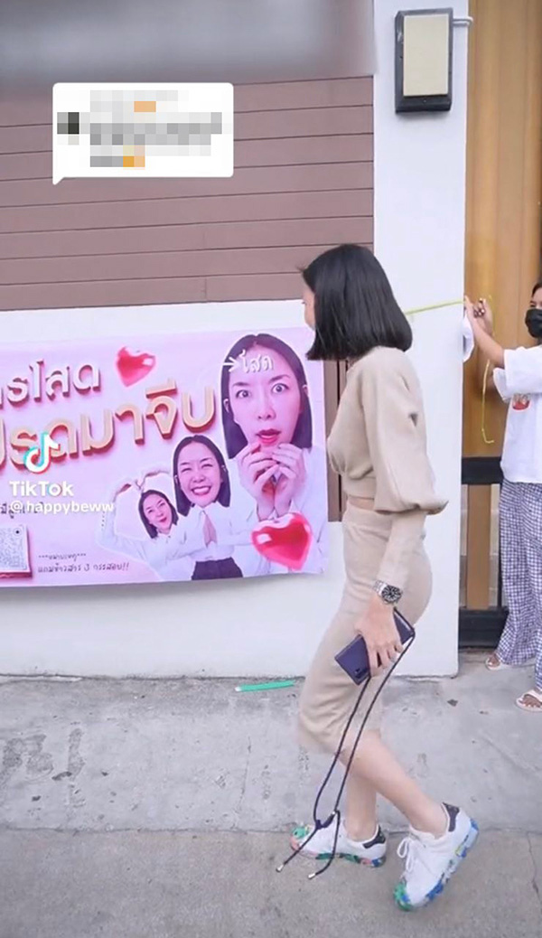 เมื่อป๊าอยากมีลูกเขย ติดป้าย ใครโสดโปรดจีบ ลูกสาวแทบกรี๊ด ป๊าหนูหาเองได้ 