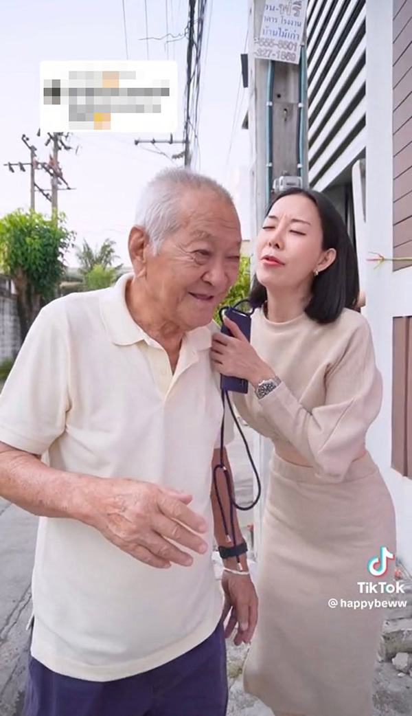 เมื่อป๊าอยากมีลูกเขย ติดป้าย ใครโสดโปรดจีบ ลูกสาวแทบกรี๊ด ป๊าหนูหาเองได้ 