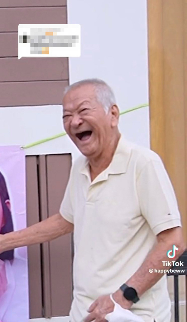 เมื่อป๊าอยากมีลูกเขย ติดป้าย ใครโสดโปรดจีบ ลูกสาวแทบกรี๊ด ป๊าหนูหาเองได้ 