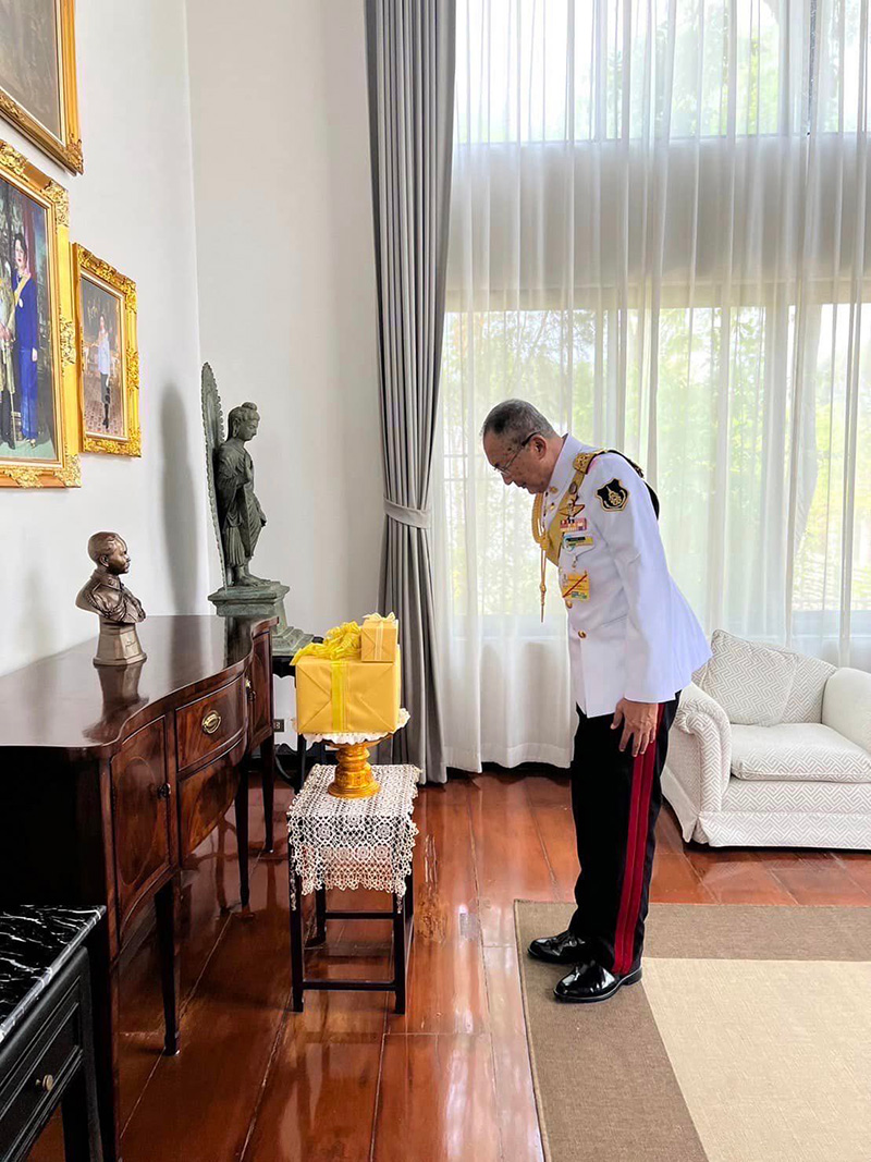 มจ จุลเจิม ยุคล ขอบพระคุณ เจ้าคุณพระสินีนาฎ มอบของที่ระลึกจากเยอรมนีมาให้ 