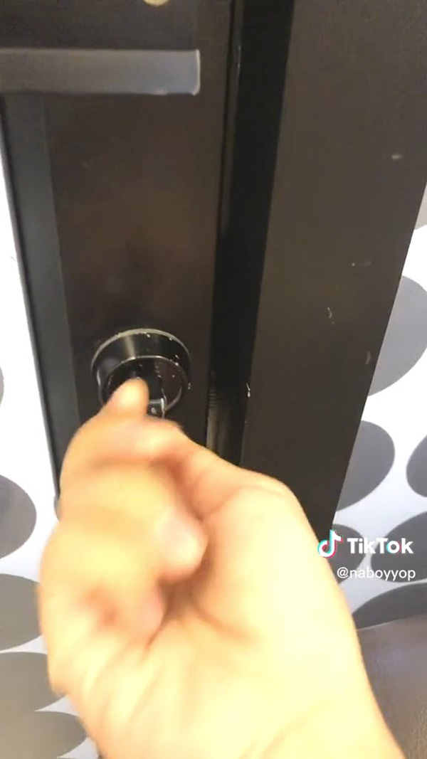 คนโดนขังในห้องคาราโอเกะ ตะโกนไปก็ไม่ได้ยิน ลุ้นหนัก