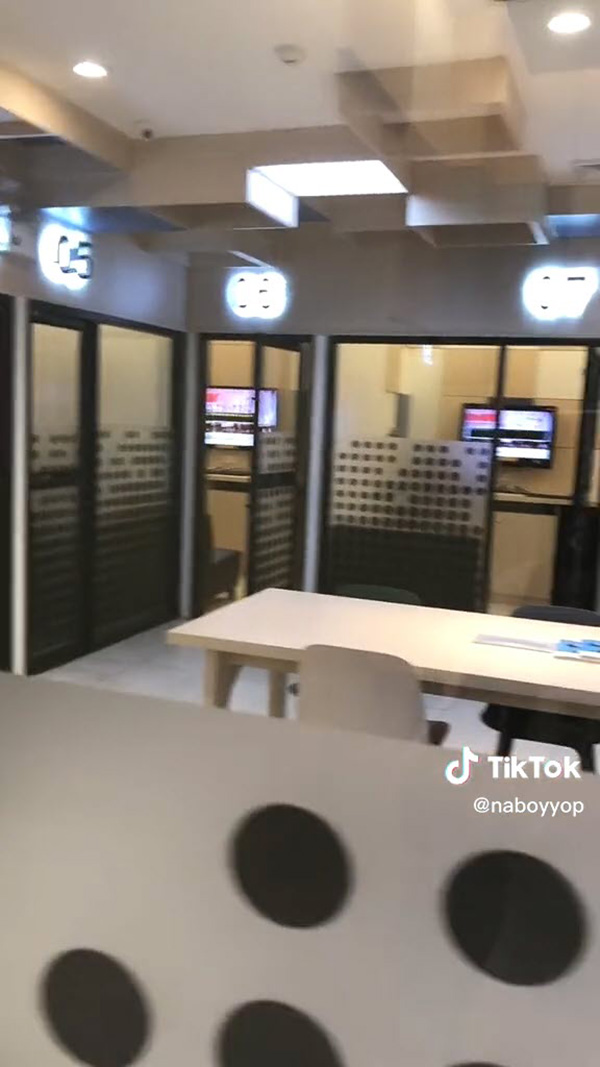 คนโดนขังในห้องคาราโอเกะ ตะโกนไปก็ไม่ได้ยิน ลุ้นหนัก