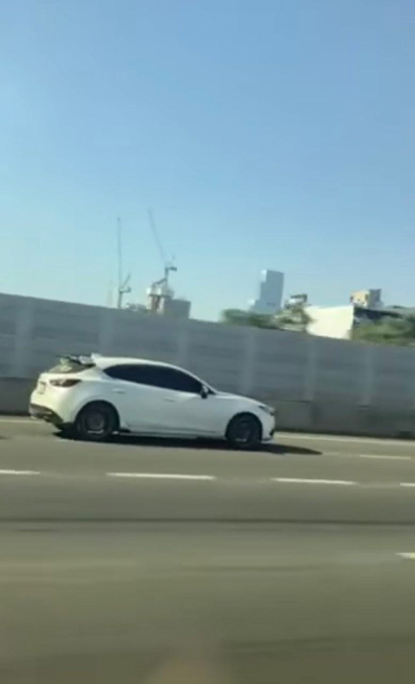 สาวถูกเก๋งขับปาดหน้า แถมจงใจเบรกให้ชนท้ายบนทางด่วน