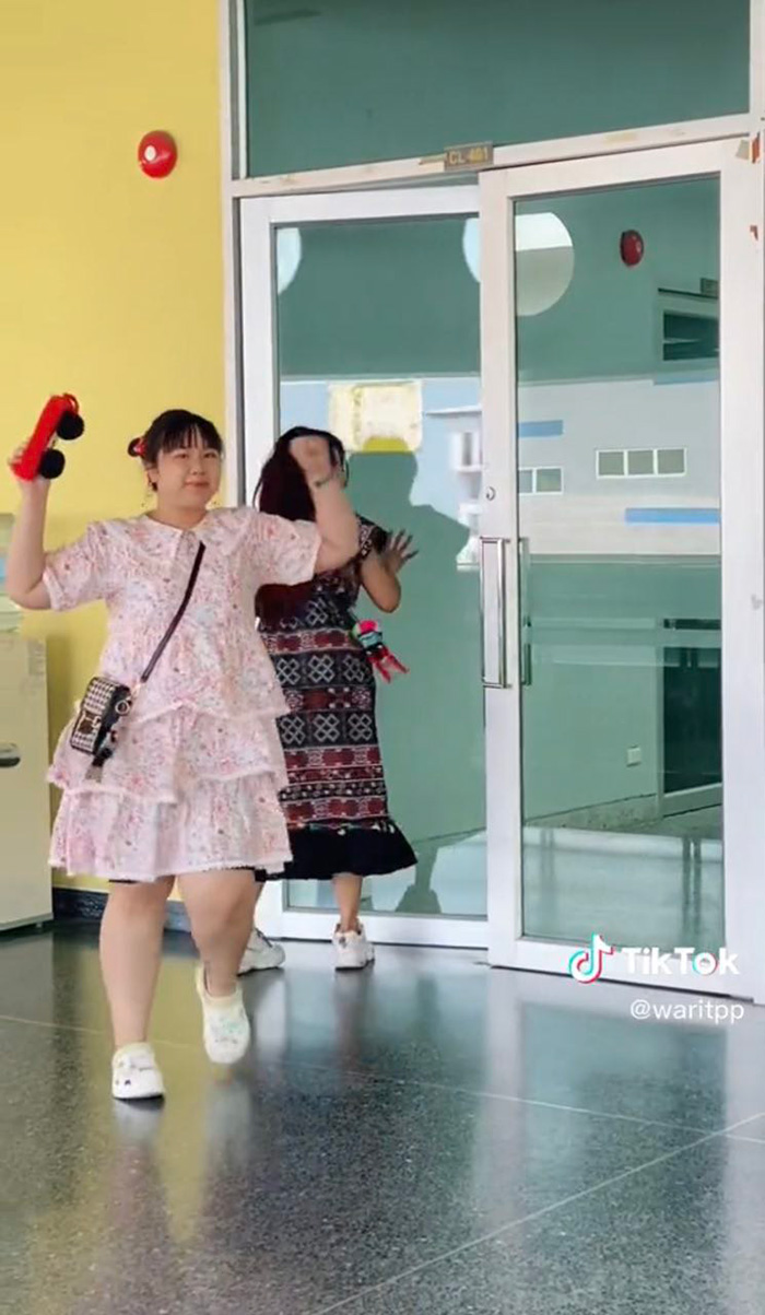 เมื่ออาจารย์ให้ใส่ชุดอะไรมาสอบก็ได้ นิสิตปี 4 