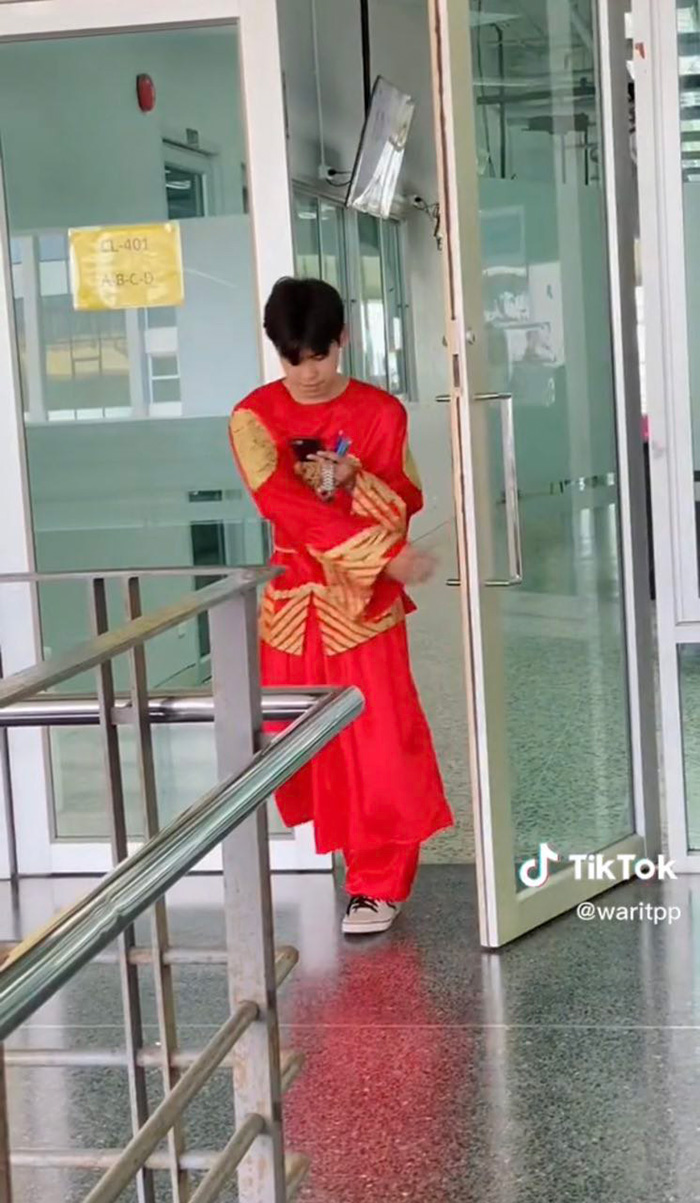 เมื่ออาจารย์ให้ใส่ชุดอะไรมาสอบก็ได้ นิสิตปี 4 