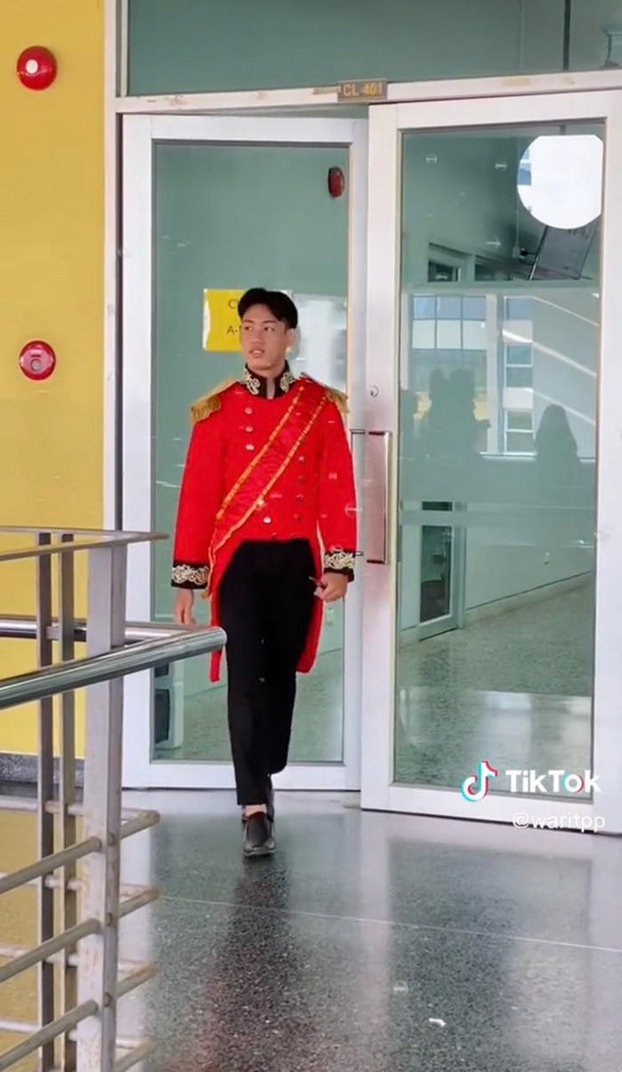 เมื่ออาจารย์ให้ใส่ชุดอะไรมาสอบก็ได้ นิสิตปี 4 