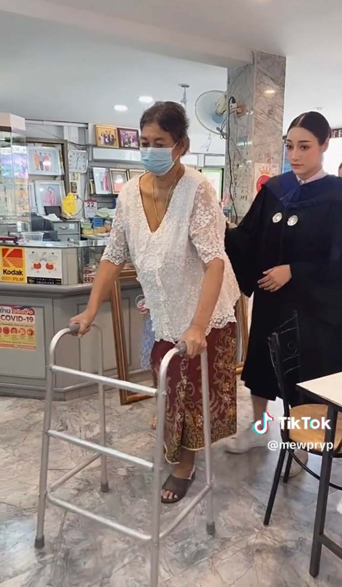 ลูกสาวสานฝันแม่ พาไปถ่ายรูปก่อนวันรับปริญญา วาระสุดท้ายก่อนจากไป 