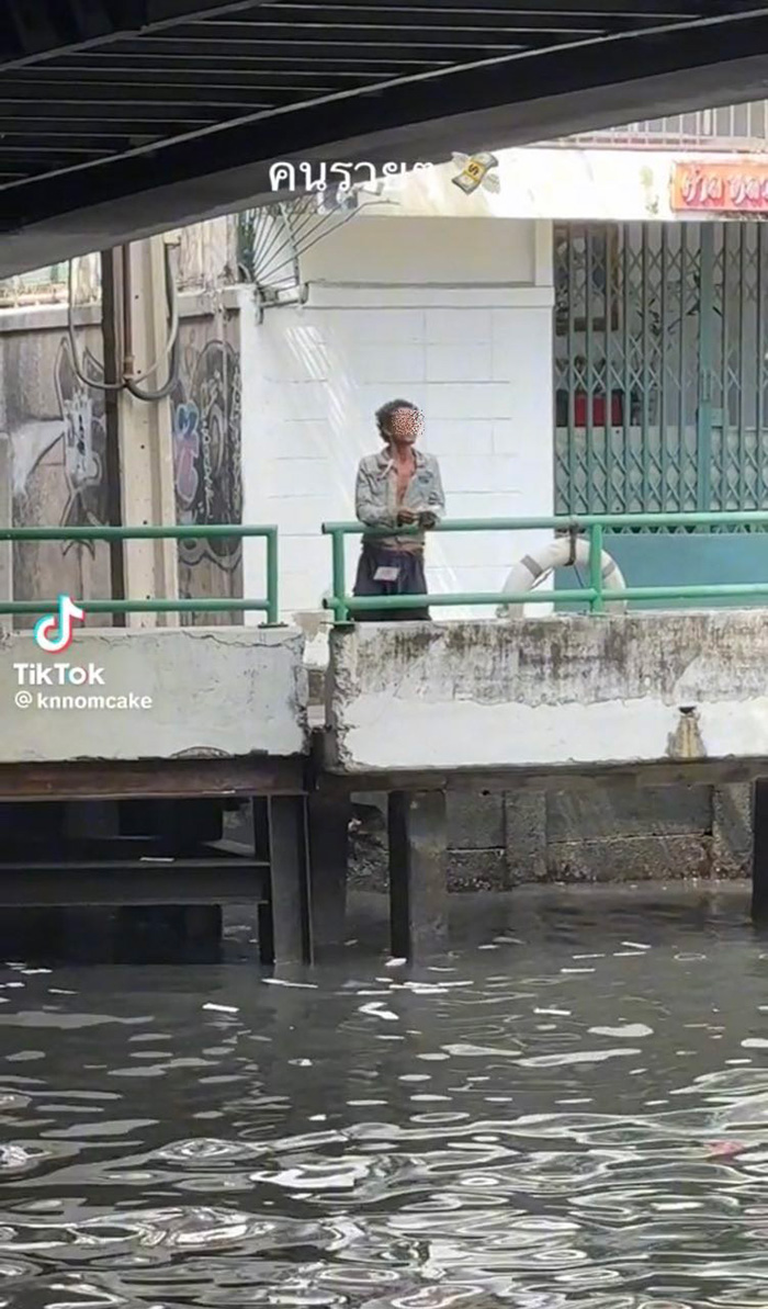 อย่าตัดสินคนที่ภายนอก ลุงมอม ให้อาหารปลาสไตล์คนรวย โปรยมันเข้าไป