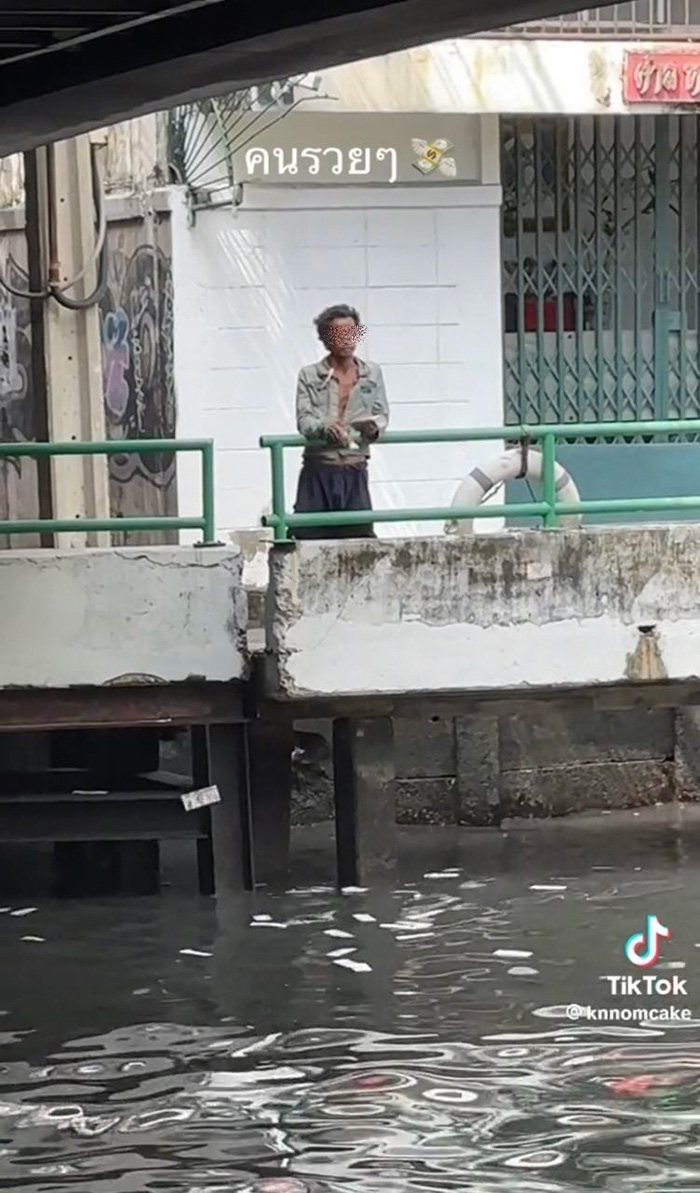 อย่าตัดสินคนที่ภายนอก ลุงมอม ให้อาหารปลาสไตล์คนรวย โปรยมันเข้าไป