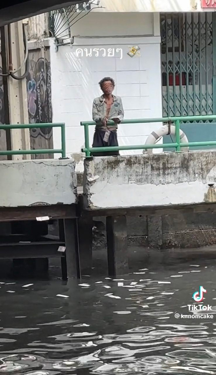 อย่าตัดสินคนที่ภายนอก ลุงมอม ให้อาหารปลาสไตล์คนรวย โปรยมันเข้าไป