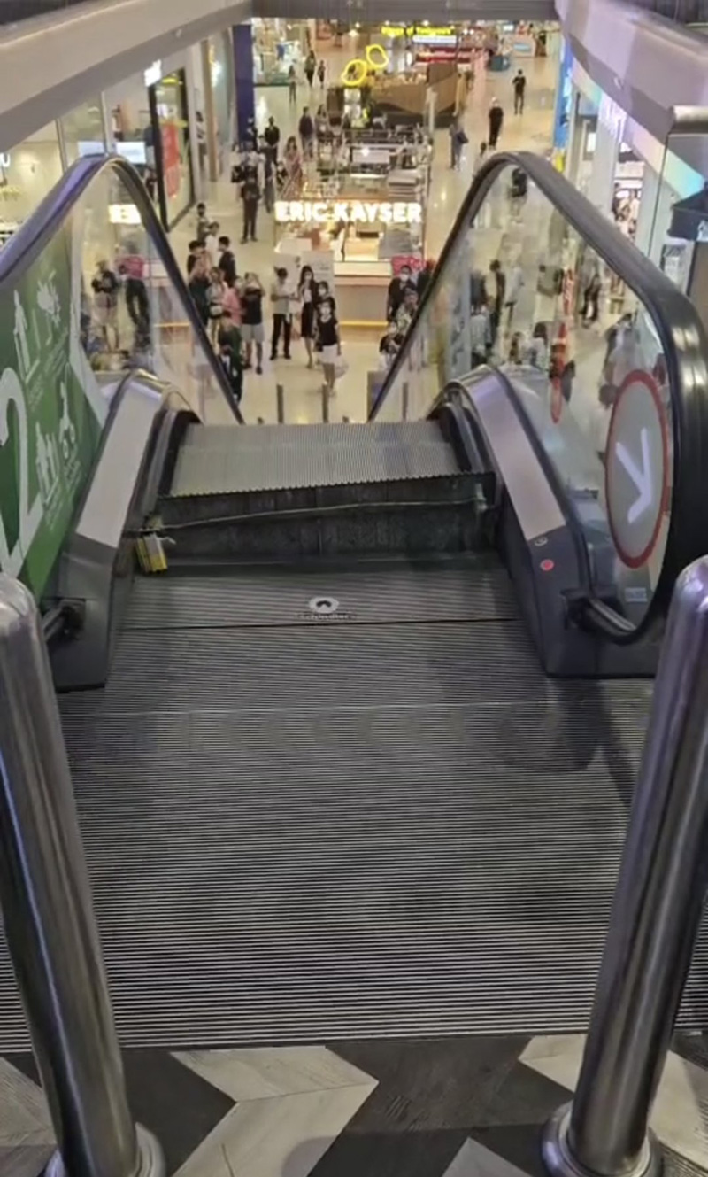 สุดช็อก คลิปนาทีระทึกบันไดเลื่อนห้างดังย่านบางนา ยุบตัวต่อหน้า 