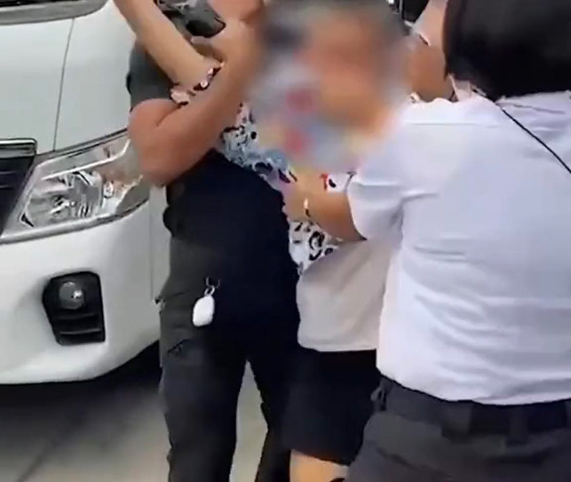 ป้านา บ้านโป่ง โวยไม่ได้ด่านายกฯ แต่ถูก ตร ฉุดเข้าซอกรถ 