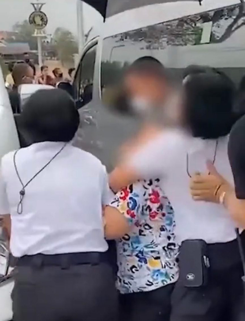 ป้านา บ้านโป่ง โวยไม่ได้ด่านายกฯ แต่ถูก ตร ฉุดเข้าซอกรถ 