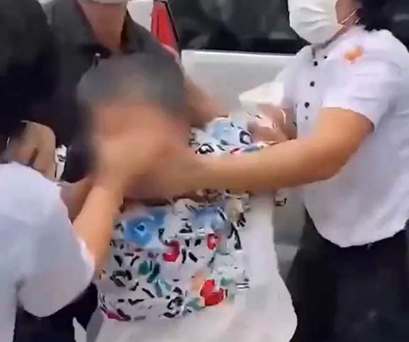 ป้านา บ้านโป่ง โวยไม่ได้ด่านายกฯ แต่ถูก ตร ฉุดเข้าซอกรถ 