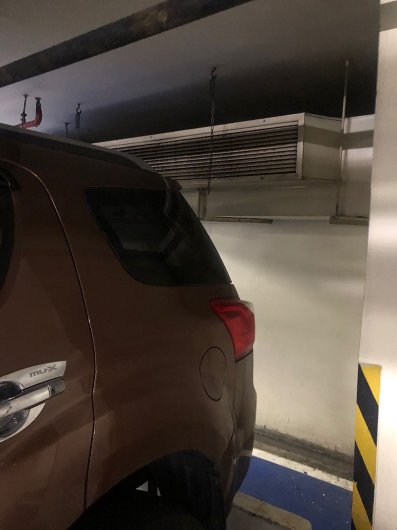 สาวถอยรถชนอาคารในที่จอด กระจกหลังแตก