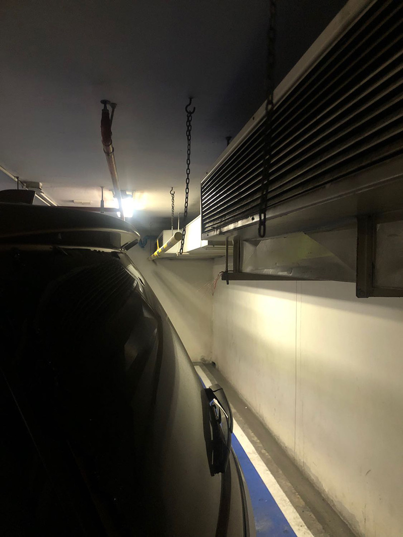 สาวถอยรถชนอาคารในที่จอด กระจกหลังแตก